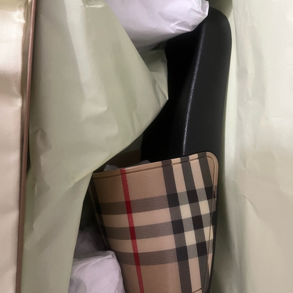 Brand New Burberry Check Slides - Picture 5 of 8